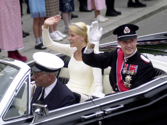 I open bil tilbake til Slottet etter vigselen. Foto: Cornelius Poppe, Scanpix